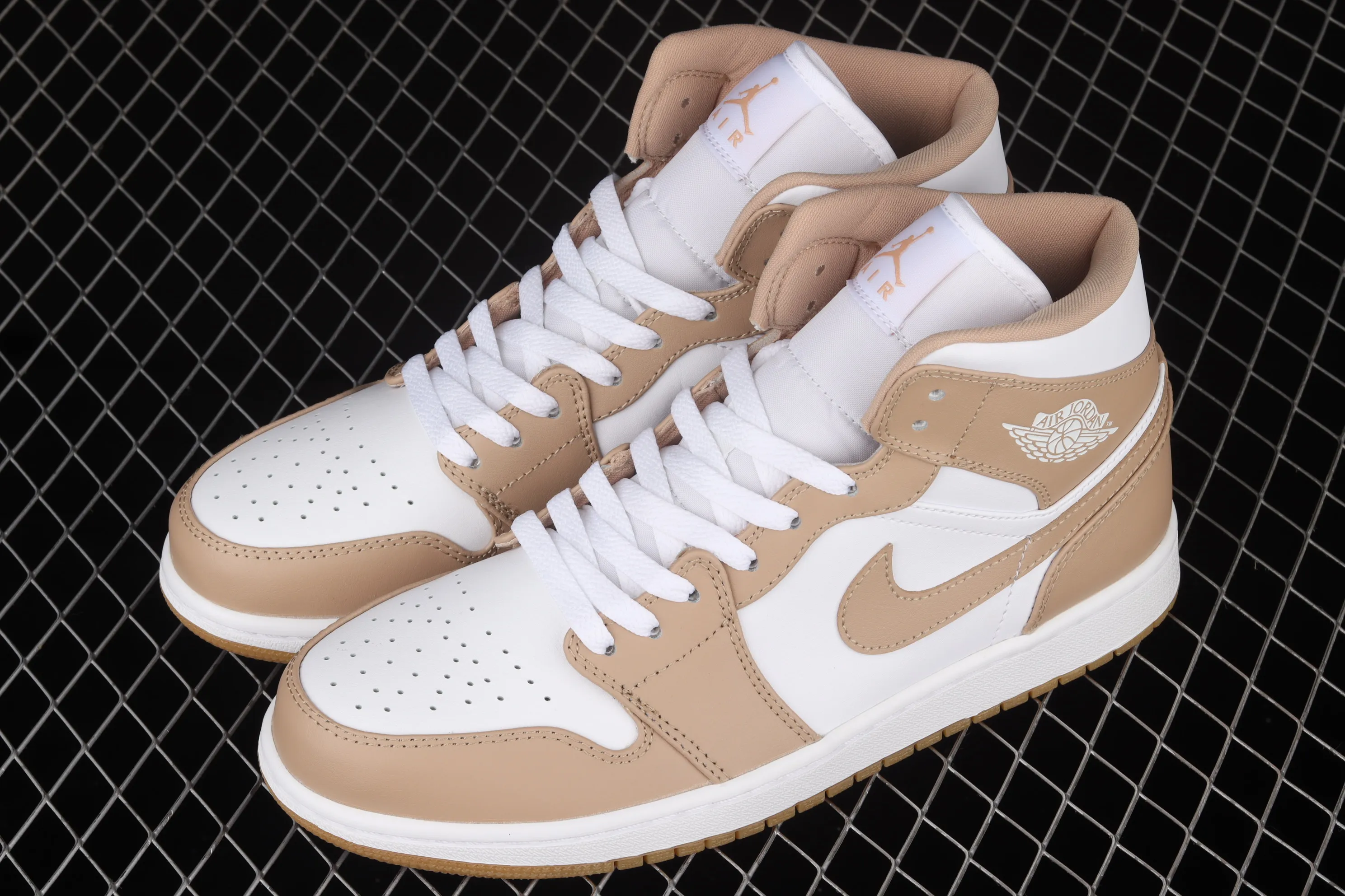 All categories Air Jordan Jordan series basketball shoes Air Jordan 1 Mid G version pure original Air Jordan 1 Mid AJ1 Joe 1 mid-top cultural basketball shoes 554724-271